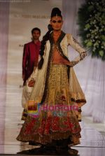 Model walks the ramp for Manish Malhotra at Aamby Valley India Bridal Week day 5 on 2nd Nov 2010 (86).JPG